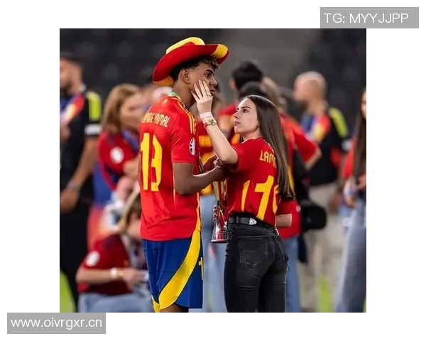 前女友与亚马尔分手后被拍到与知名博主共度派对时光 前女友与亚马尔分手后被拍到与知名博主共度派对时光