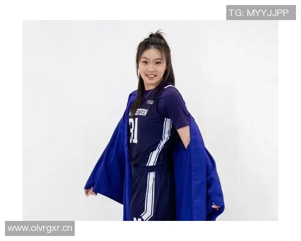 王芙蕖分享NCAA西北大学新赛季定妆照迎接第三年挑战尽享球场乐趣