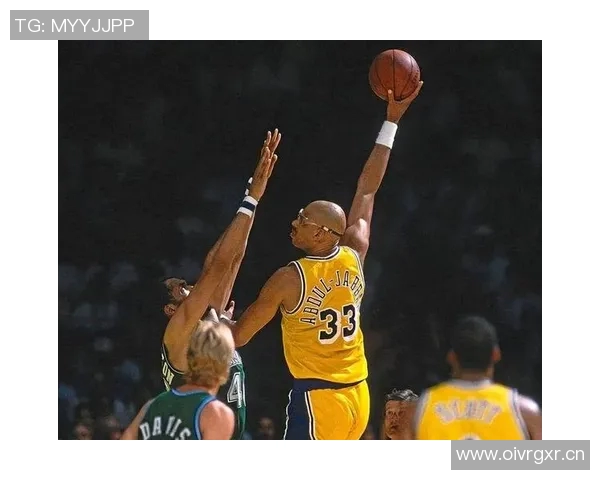 湖人队史五大传奇球员解析：魔术师贾巴尔韦斯特科比詹姆斯的辉煌岁月