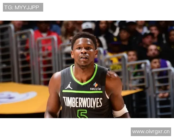 外线火力全开爱德华兹三节狂砍37分三分球命中率高达583