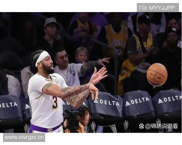 浓眉首节疑似崴脚退场4分4篮板1抢断望无大碍