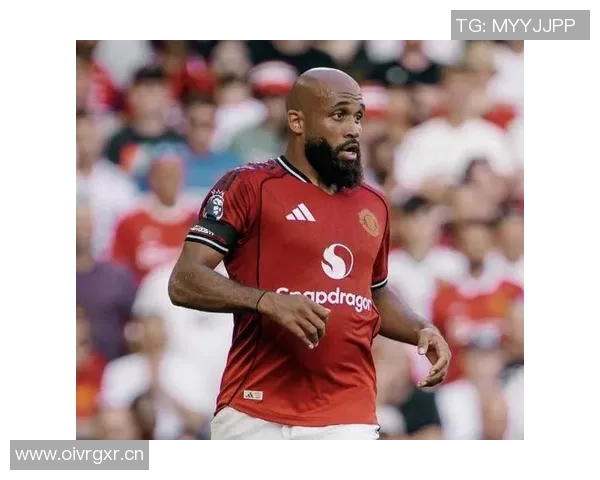 姆伯莫终于领奖英超10月最佳球员奖杯落入手中