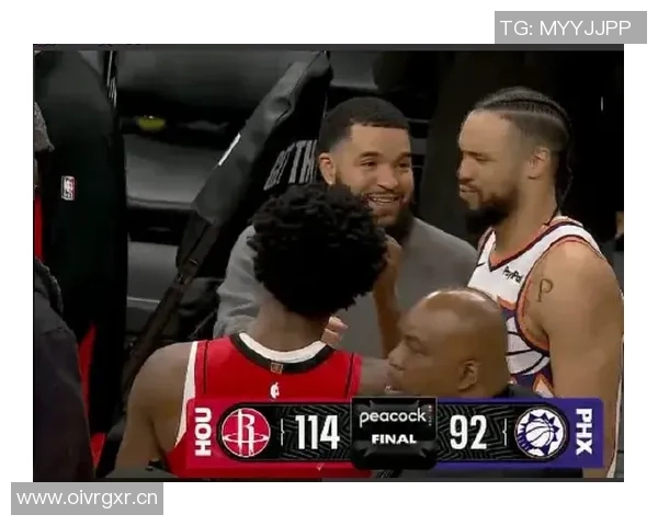 真爱无敌狄龙赛后与火箭队员亲切握手并与费尔蒂塔亲密交流