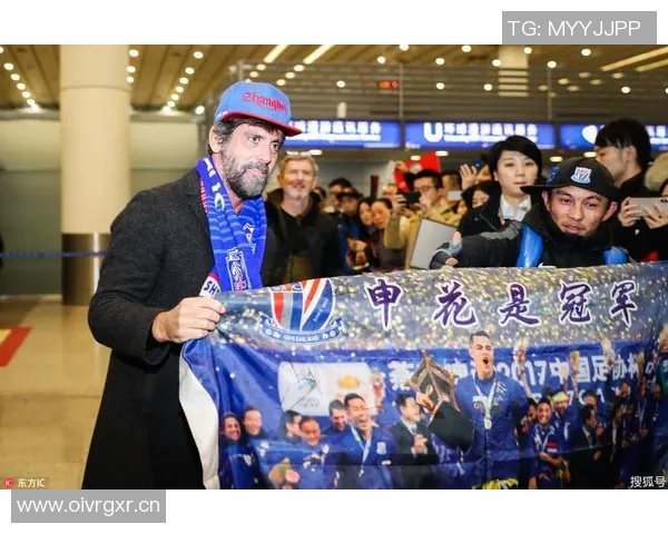 克里斯托弗诺兰现身酋长球场身披阿森纳围巾引发球迷热议