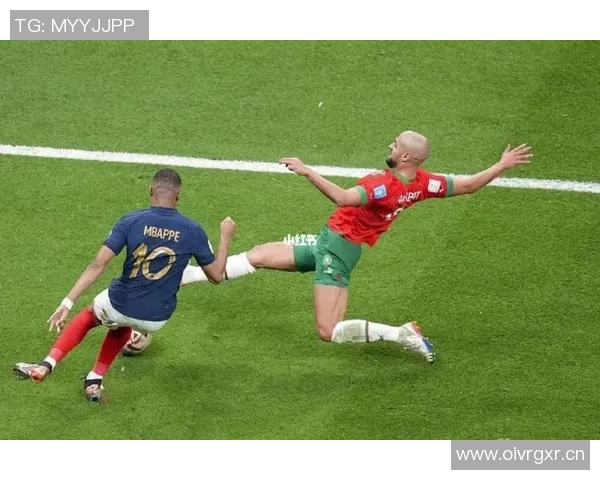 姆巴佩精彩过人遭对手推倒主裁对其进行严厉教育引发热议